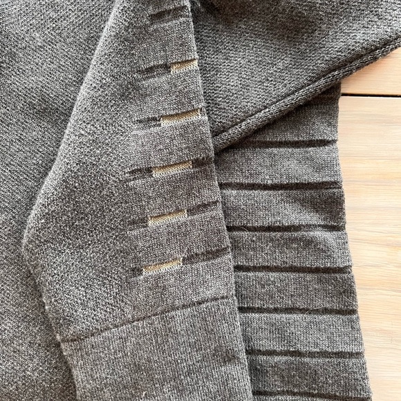 Women’s Lululemon quarter zip sweater. Charcoal SZ 10 - Picture 4 of 6